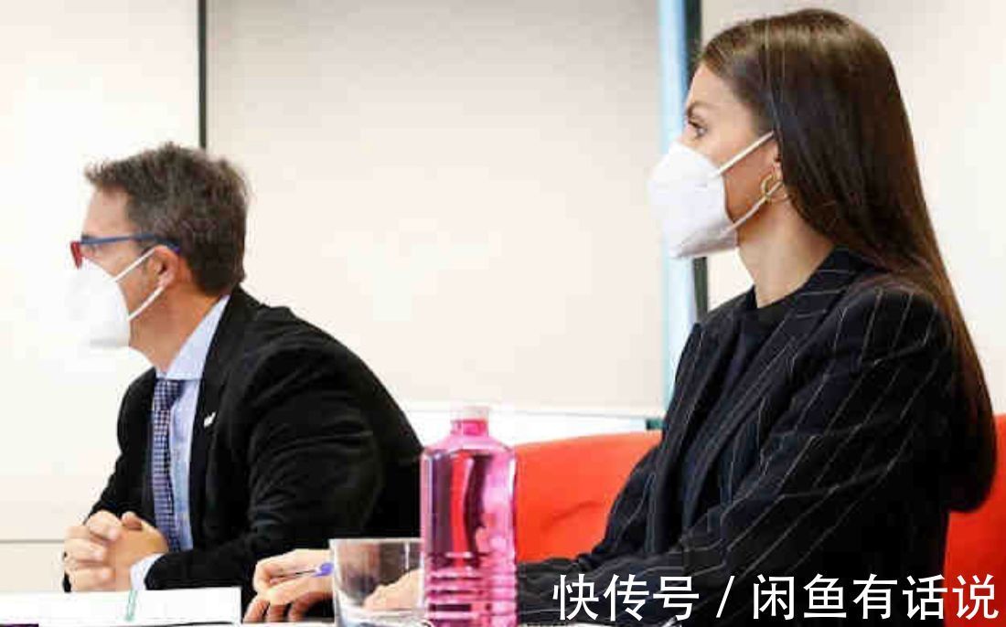 协调感 西班牙王后无惧衰老,大衣里裹西装保暖到位,白发明显气质也高贵