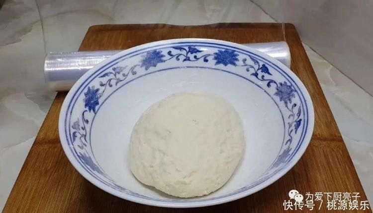 烙饼这么做太香了，开水一烫，张张柔软又劲道，学会天天不起早