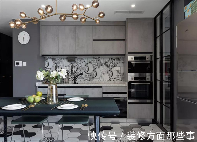 马桶处|136平现代三居室,在黑白灰中加入孔雀绿色点缀确实漂亮