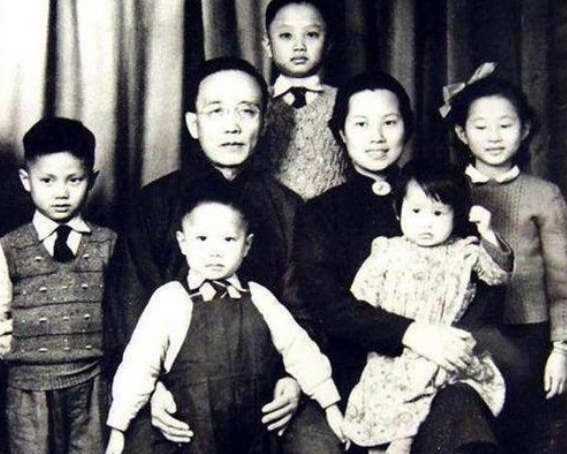 郭沫若走后,妻子清理遗物时发现一张照片,不久便悬梁自尽