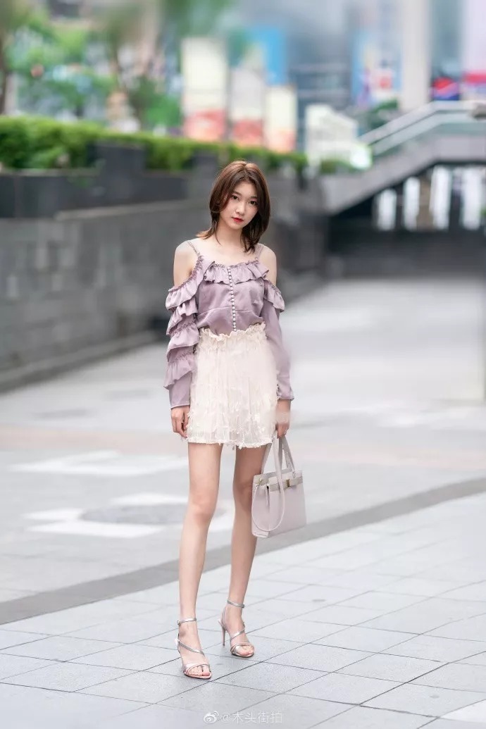 街拍:高跟鞋魅力搭配,展现出女性身上的独有气息