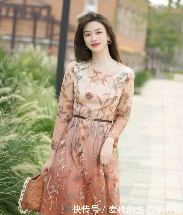 包身 卡其色包身与裙子相呼应,把秋日感拉满,与秋天撞个满怀!
