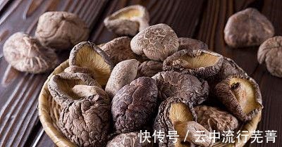 “干香菇”和“鲜香菇”有啥不同营养师差别或许很大,别买错!