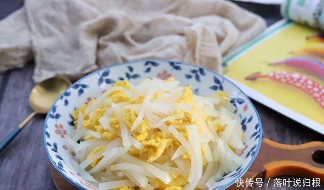 炒鸡蛋别只会用西红柿，换个食材，润肺生津，老人孩子都爱吃