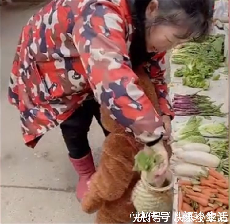孩子|“熊孩子”获菜场大妈喜爱,送了一个大萝卜,抱起来笑得合不拢嘴