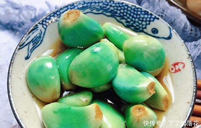 做法|腌制腊八蒜时,用陈醋还是白醋大厨教你正确做法,简单好掌握