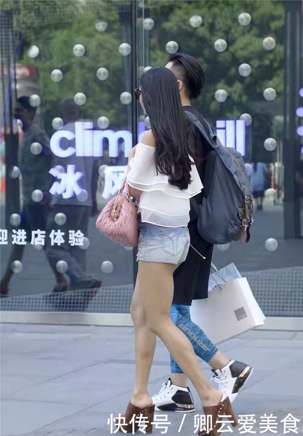 修身牛仔短裤,搭配12厘米的粗跟凉拖,身材就一样了