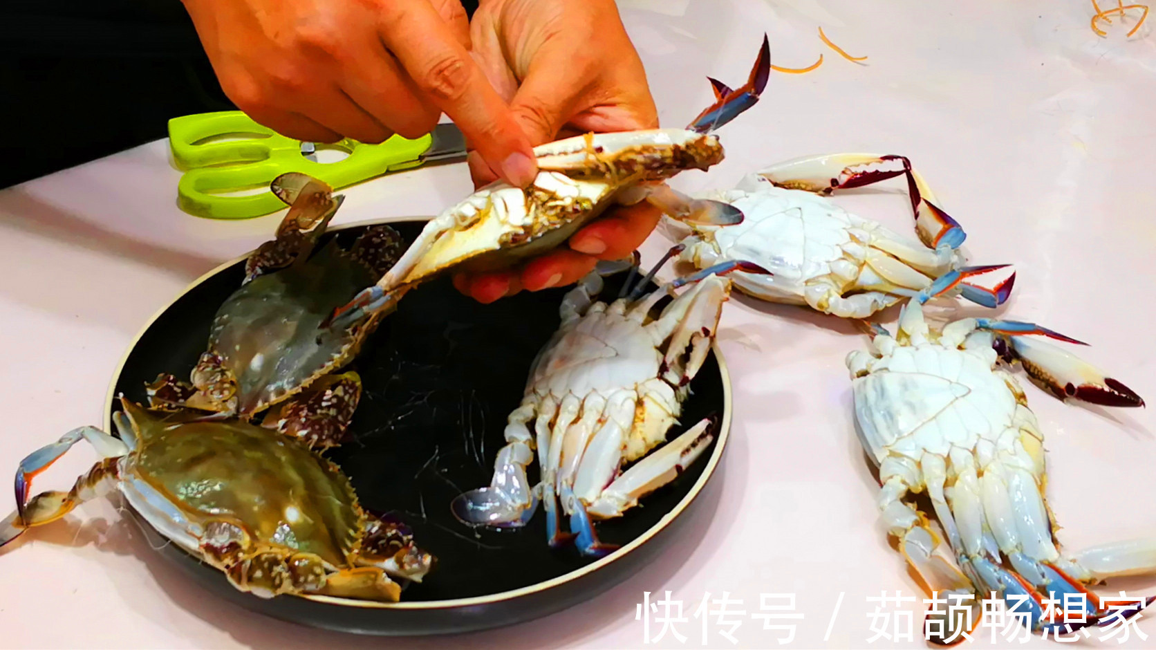 蒸螃蟹,冷水还是热水上锅多数人做错,难怪蟹黄外流,蟹腿一锅