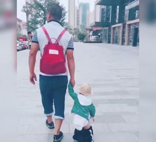 裤子|亲爸带娃逛街，娃的裤子始终没机会提上去，网友回家肯定跪榴莲