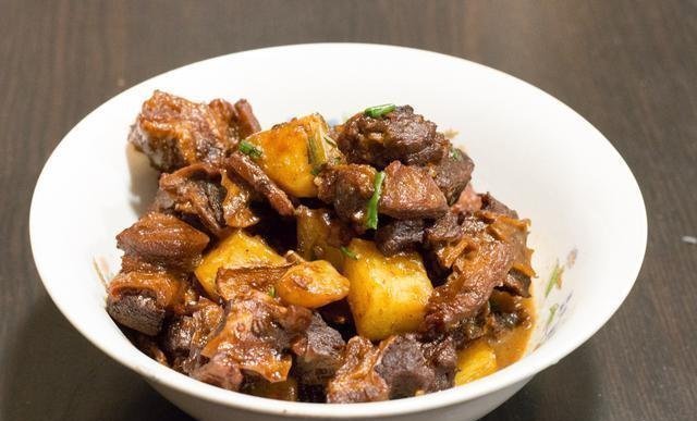 周末亲戚来家里吃饭，弟媳下厨做了11道菜，大伙吃了一锅米饭