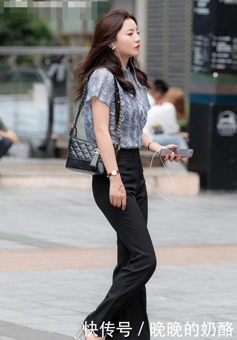 搭配黑色|街拍:图五马甲搭衬衫,下装消失露白腿,有种大学校花的气息!