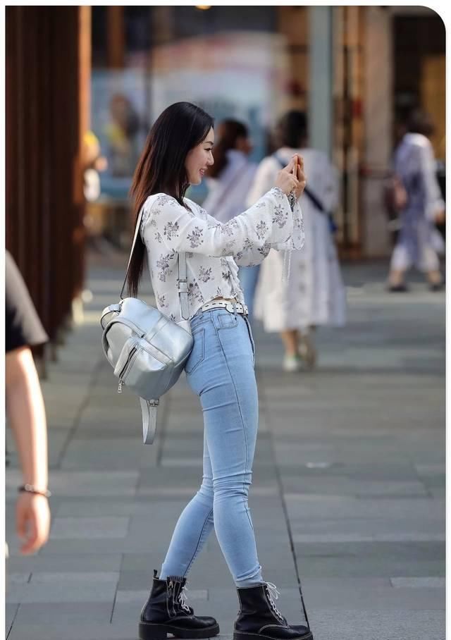 街上|街拍美女微胖界的女神,这样走在街上感觉怎么样