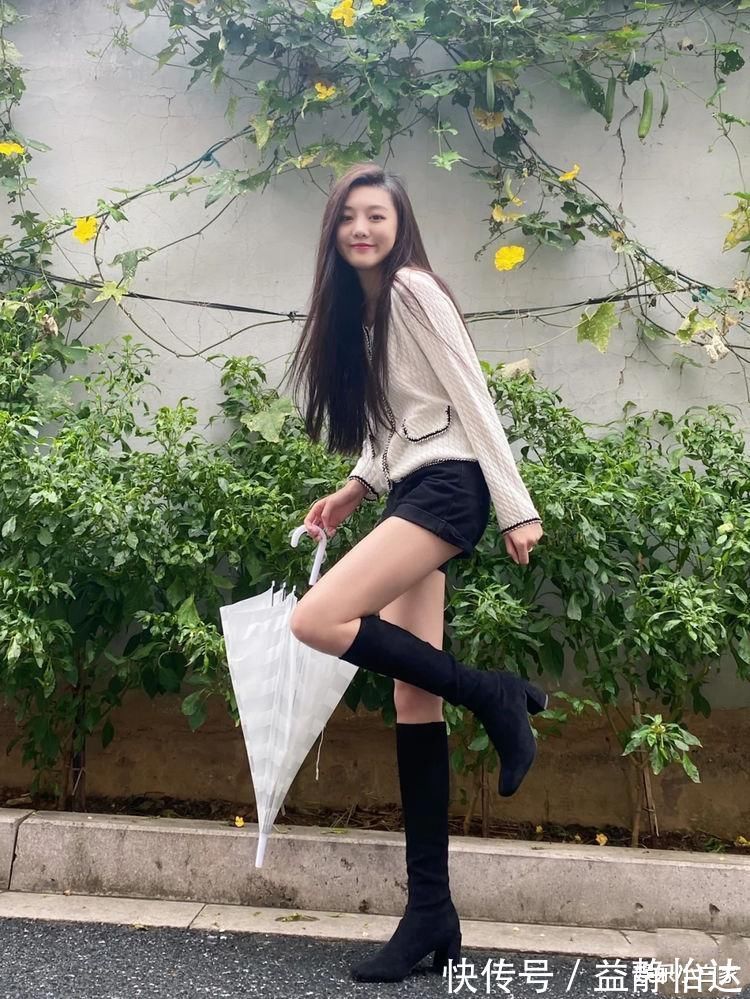 搭配|高个子小姐姐，浅色毛衣搭配黑色短裤，凸显修长细腿