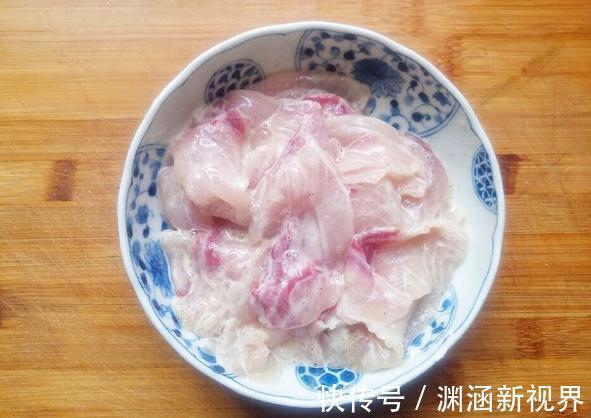 酸菜鱼极简版做法，去掉鱼皮才不腥，腌15分钟更滑嫩