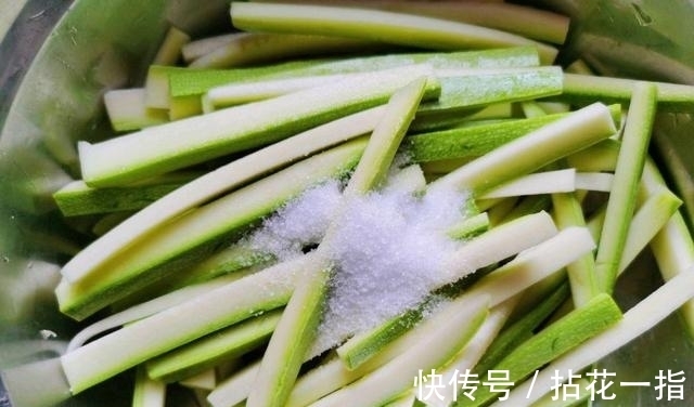 “炒西葫芦”千万别做这一步，学会了这招，爽脆可口不出汤汁