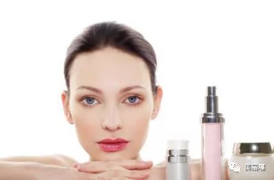 为什么要先涂乳液，再擦爽肤水？美容师说出了原因，庆幸我没用错