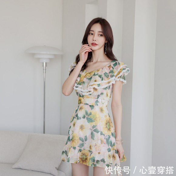 孙允珠|女神孙允珠时尚搭配:鲜蕊迷迭香惜春菊叶碎花衣裙