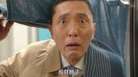 如今的吃播,已经进化到没有食物也能吃了