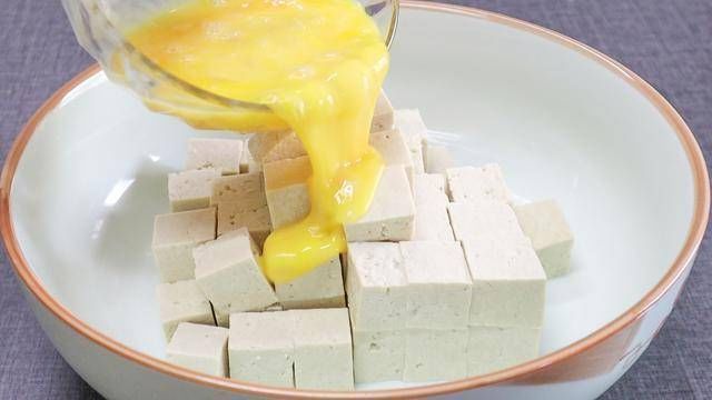 豆腐里打两个鸡蛋,没想到这么好吃,外焦里嫩,比红烧肉还香