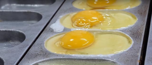 大姐街头卖“煎蛋糕”小吃,分量足味道好,6块就能管饱