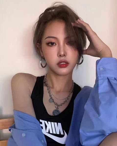  造型|袁立美得真招摇，绿色高跟鞋配大粉裙不俗气，超大项链成了亮点