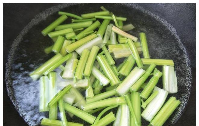 青椒|秋天,3样食材放入炒锅,成本不到5块钱,出锅香脆可口