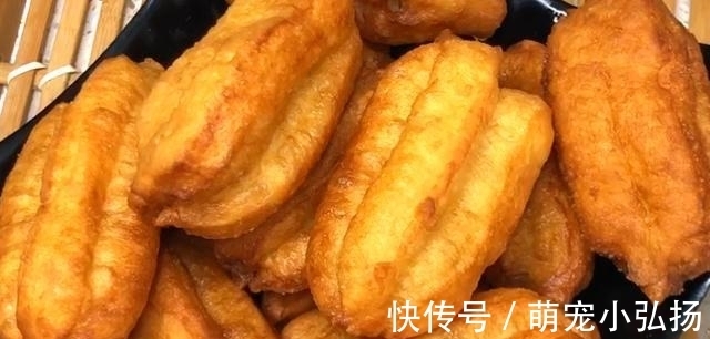 保鲜膜|1碗面粉，1个鸡蛋，就能在家做油条，不用泡打粉，比买的好吃百倍