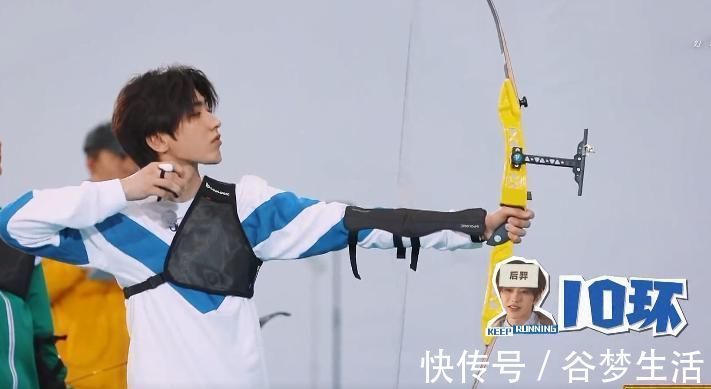 蔡徐坤射出首個(gè)移動(dòng)靶10環(huán),baby反應(yīng)亮了,素質(zhì)不是裝出來的