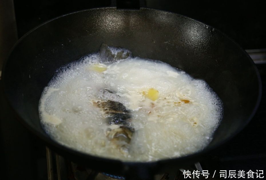 浓白|鲫鱼汤怎么做又浓又白、又鲜又不腥小妙招!十几分钟做浓白鲜汤