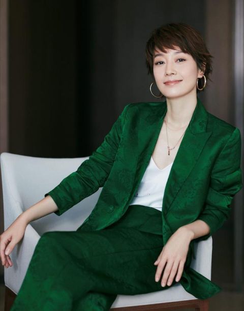  西装|马伊琍气质上了新高度，墨绿西装搭真丝衣时髦优雅，看不出年龄感