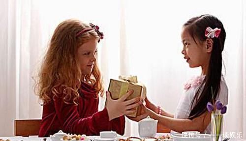 礼物|家有“小棉袄”,要送她这四件礼物,20年后女儿会加倍感激