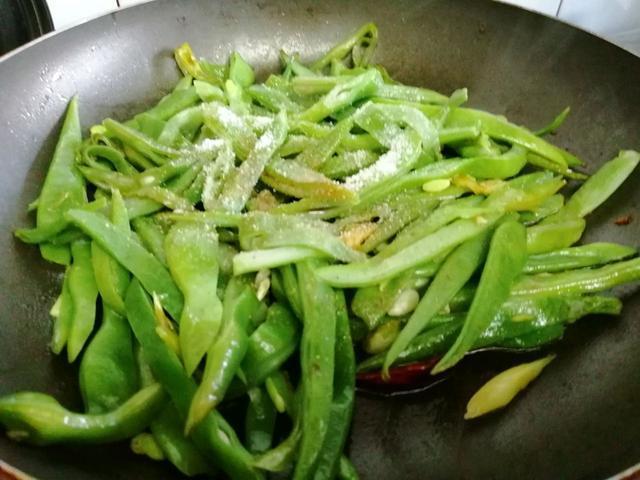 豆角丝|此菜2块钱1斤,孩子吃补钙健脑,保护视力,简单一炒,百吃不厌