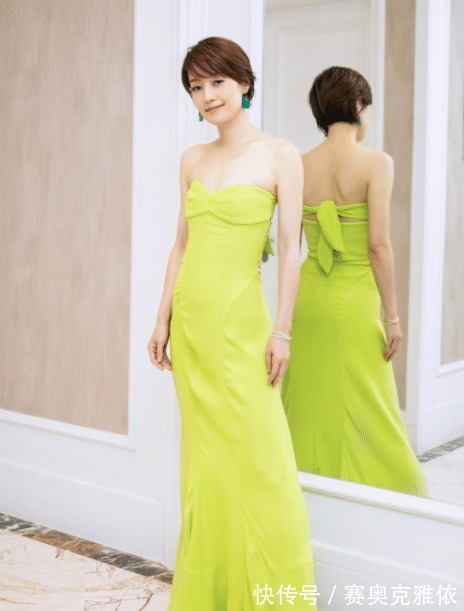 马伊琍|马伊琍真是中年女性穿搭典范,一袭黑色连衣裙成熟优雅,端庄稳重