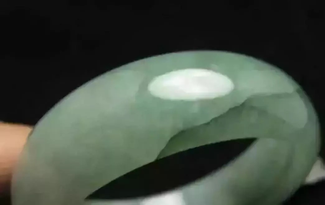 翡翠|翡翠掉价的四种因素,中2条以上,翡翠就不值钱了!