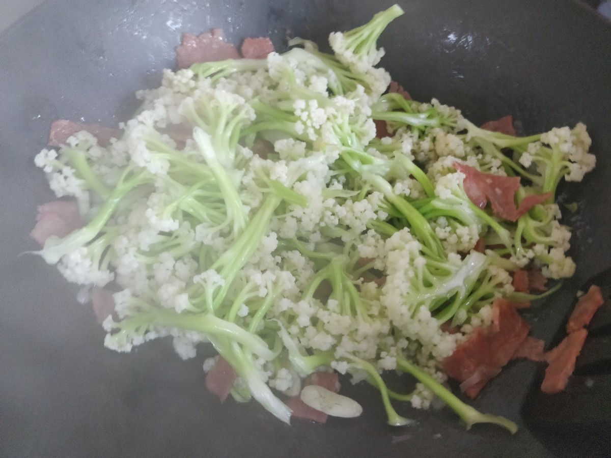 干煸菜花这样做，焦香爽脆还入味，吃一次就上瘾