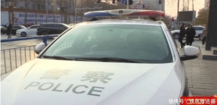 餐厅写着酒水免费,结账时店员死不承认,顾客:喝完酒要钱!