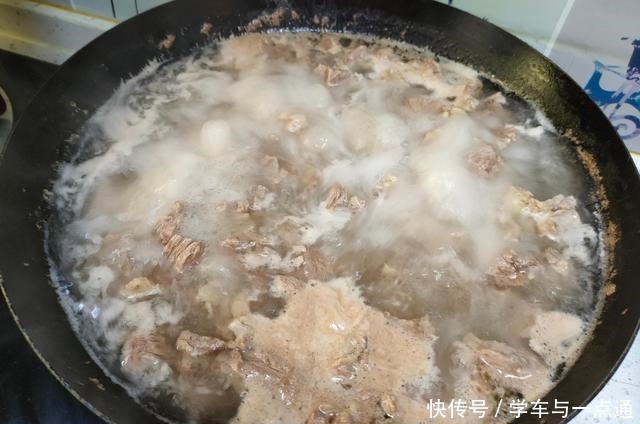炖肉时产生的浮沫用不用撇除不少人搞错,难怪肉不香汤不浓