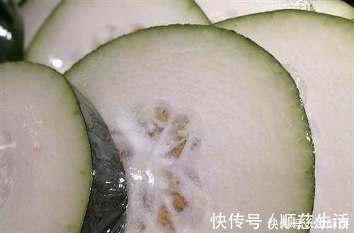 早衰|女人月经量少,常吃3个“碱性食物”,补充雌激素,不早衰