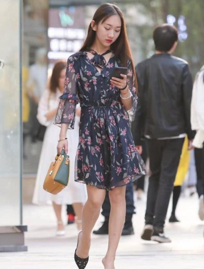 印花连衣裙 气质靓丽的美女,针织衫搭配黄色皮裙,清新减龄又显甜美