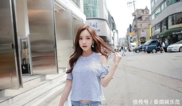 休闲|美女鉴赏:蓝条蝙蝠休闲款开肩轻快上衣