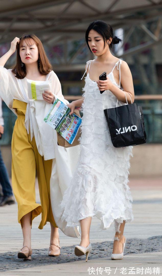 吊带 街拍:小姐姐穿白色吊带连衣裙裹出曼妙的身姿,气质优雅很出众