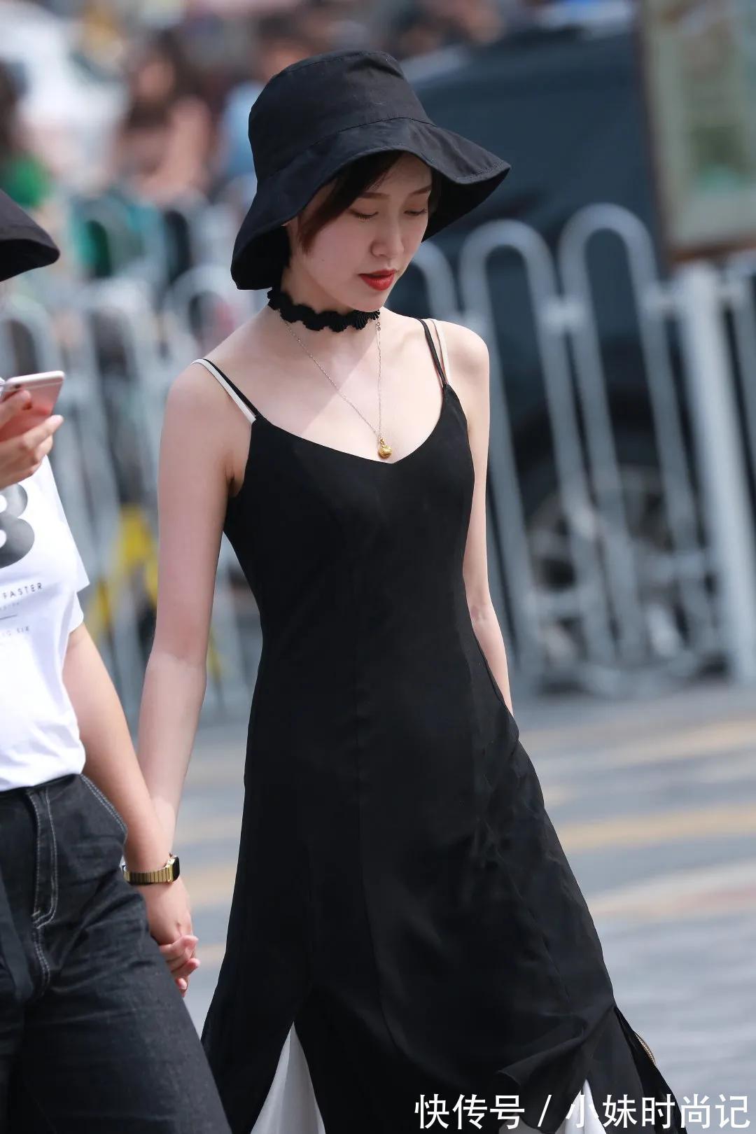 街拍 街拍:漂亮闺蜜手牵手