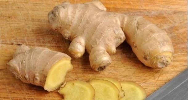 身体|睡前用“生姜贴肚脐”,坚持一个月,身体会悄悄出现3种“变化”