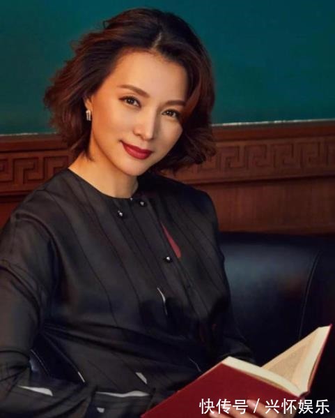 參觀董卿在美國(guó)的豪宅，全屋衛(wèi)生間都有十個(gè)，戶外環(huán)境像園林景觀