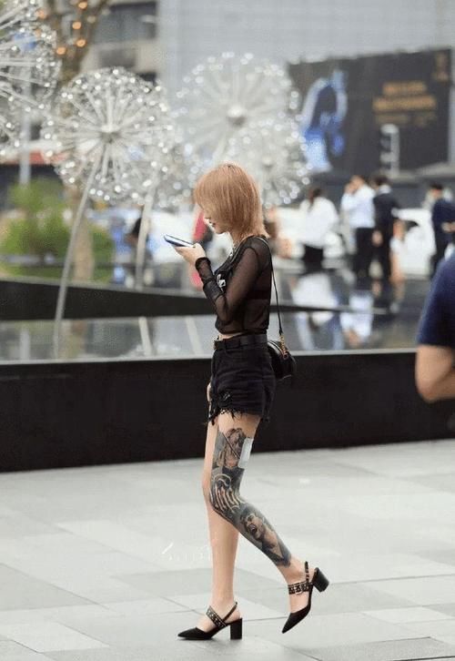 搭配|街拍时尚组图:女生夏日搭配高跟鞋出街,展现出女性独有的气质