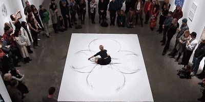 视觉$国外女艺术家用身体当画笔,边跳舞边画画,堪称视觉盛宴