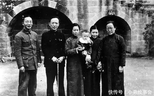 郭沫若写4字骂鲁迅,鲁迅加1字回怼,世人笑称这便是老郭的一生