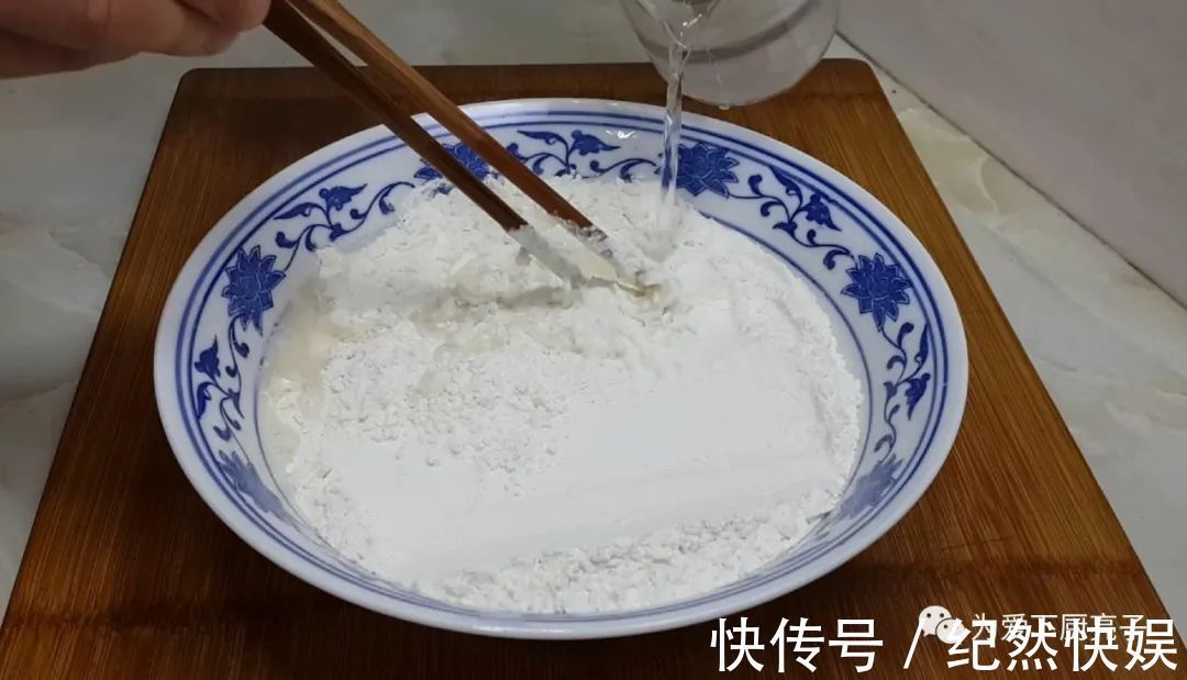 以后鸡蛋饼就这么做，教你简单做法，个个鼓大泡，一次成功不失败