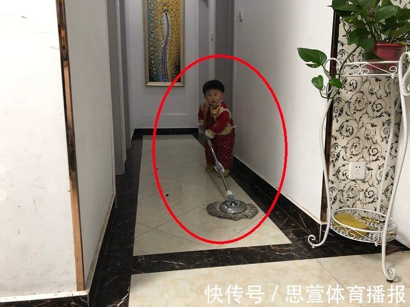 高跟鞋|娃睡了,妈妈“抢时间”忙家务,回头看到娃的举动,瞬间泪崩!