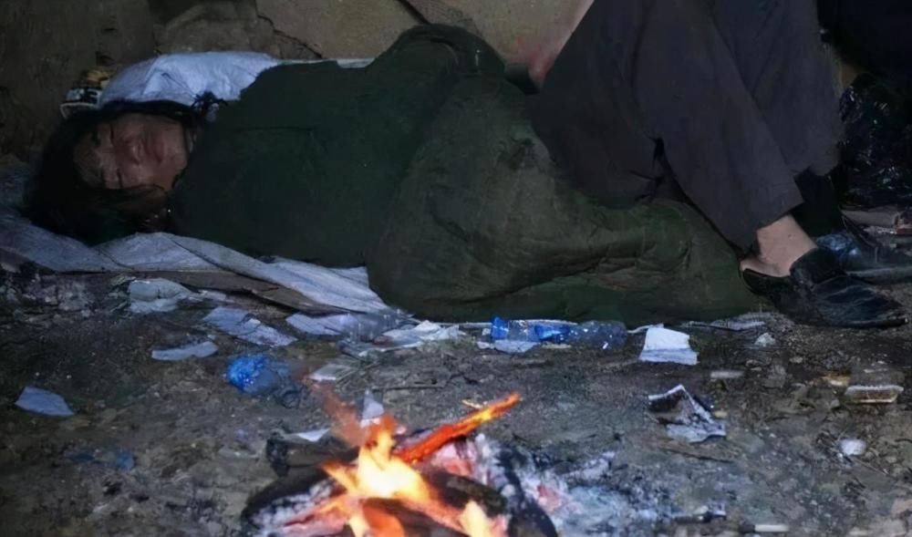 相继|他被溺爱丧失生活能力，父母相继去世后，23岁活生生饿死在家中